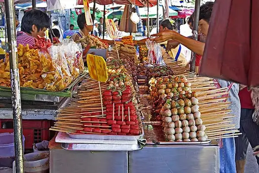 Tahi Barbecue tezgahındaki etler, Chatuchak Pazarı