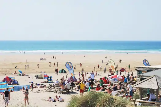 Perranporth plajı tam bir sörf cennetidir, Cornwall. 