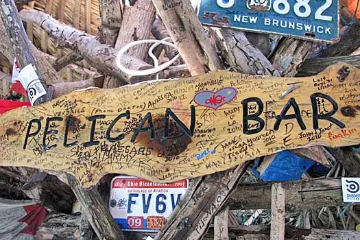 Pelican Bar’ı ziyaret edenler arkalarında izler bırakıyorlar.system.