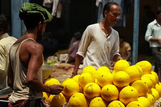 Chandni Chowk’ta meyve tezgahı. 