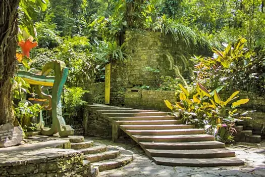 Plaza San Isidro çeşmesi, Las Pozas, Meksika. Fotoğraf: Rosa Menkman