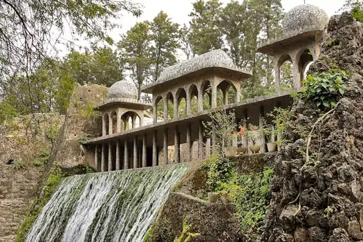 Dekoratif Şelale. Chandigarh Kaya Bahçesi, Hindistan. Fotoğraf: Giridhar Appaji Nag Y