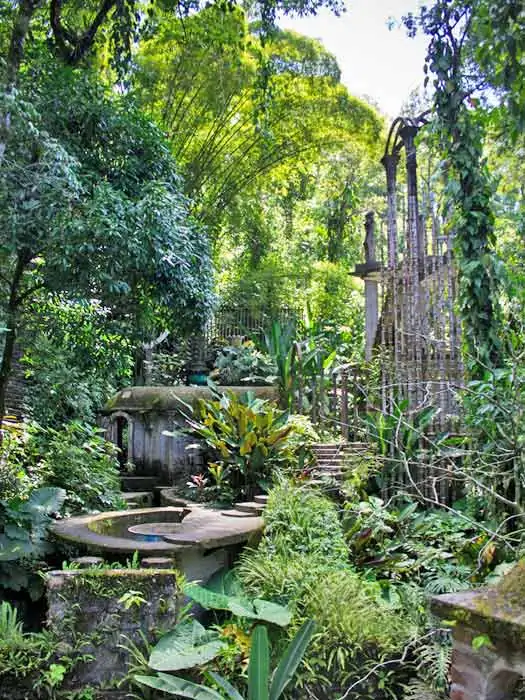 Balina ve Bambu Kalesi şeklinde çatısı olan yapı, Las Pozas, Meksika. Fotoğraf: Rosa Menkman