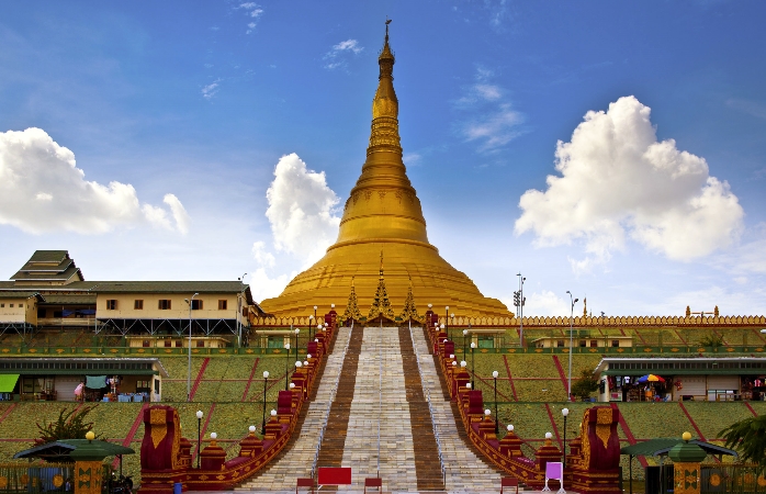 Myanmar'ın parlak Barış Pagoda’sı.