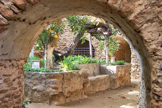 Üçlü birlik avlusu. Fotoğraf: Forestiere Yeraltı Bahçesi