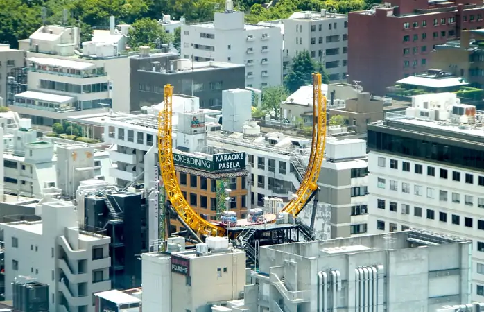 Don Quijote’un çatısında 8 katlı Roppongi mağazasında yarım bir hız treni.