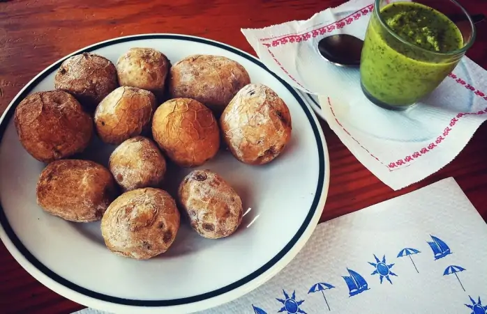 İspanyol yemekleri- Kanarya Adaları’ndan geleneksel papas arrugadas ve mojo verde.