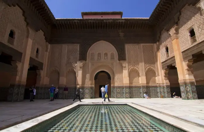 Marakeş gezilecek yerler- Medrese avlusunda dolaşan turistler.