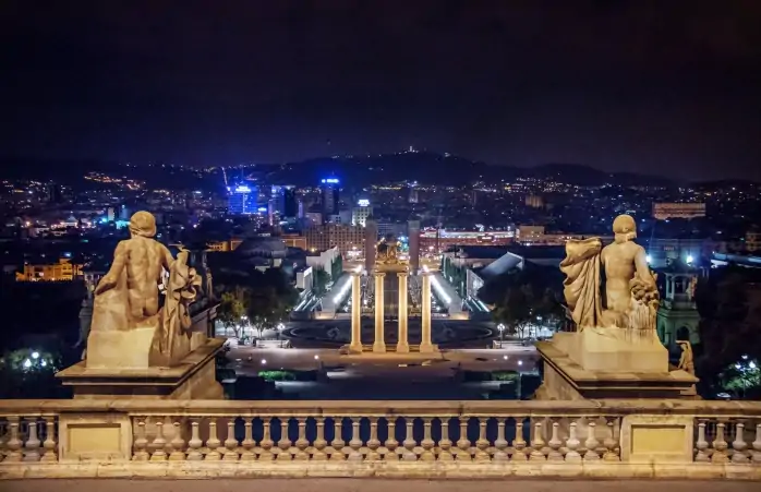 Montjuïc tepesindeki ulusal saray geceyi aydınlatıyor.