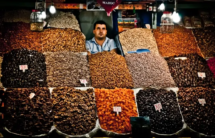 Marakeş gezilecek yerler- Müşterilerini bekleyen bir pazarcı.