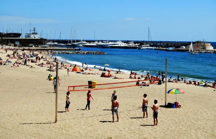 Barselona’da bir plaj voleybolu maçı.