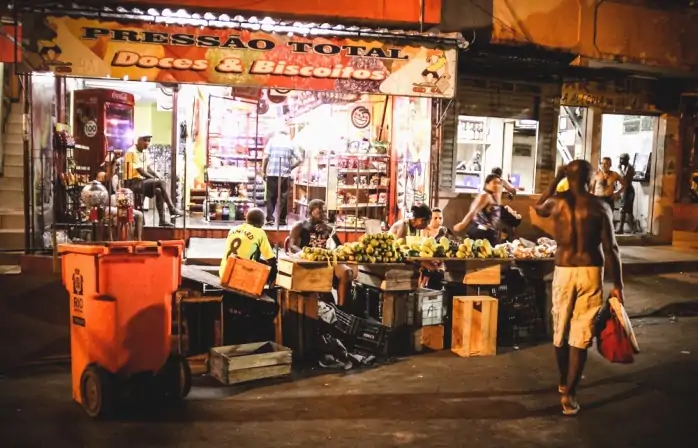 Rio favela: Favelada gece taze meyve satan bir sokak satıcısı.