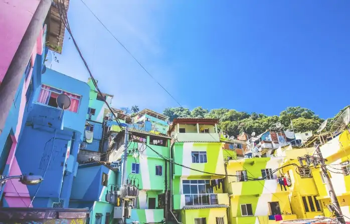 Praça Cantão'da Haas & Hahn'ın favela boyama projesi.