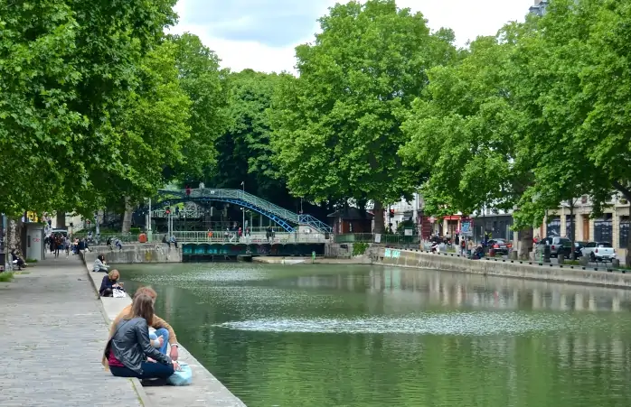 Huzur verici Canal St Martin'de dinlenen bir çift.