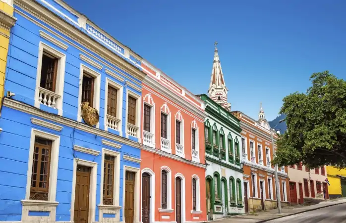 Bir Bogota sokağına tek sıra dizilmiş renkli La Candelaria semti evleri.