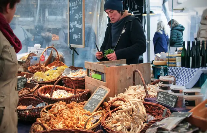 Noordermarkt’taki yerel ürünler.