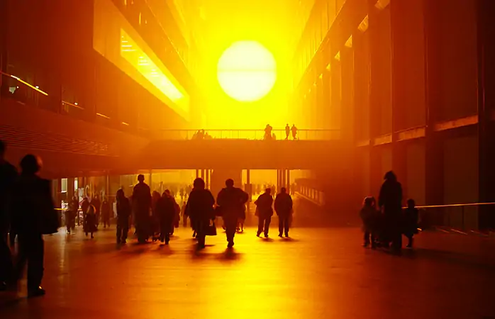 Olafur Eliasson'un Turbine Hall'daki yerleştirme sanatı eseri Weather Project.