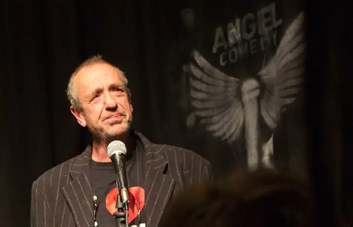 Ücretsiz Angel Comedy Club'da kalabalığı eğlendiren komedyen Arthur Smith.