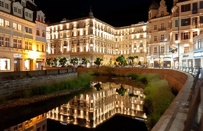 Sakin bir yaz akşamında Batı Bohemya’daki Grandhotel Pupp. 