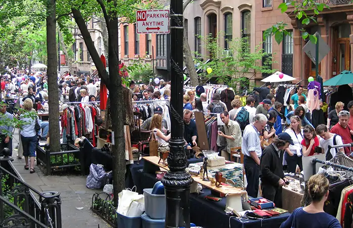 West Village’da, ağaçlarla dolu Perry Street’te hafta sonu bitpazarı. 