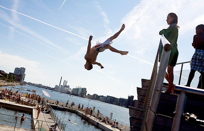 Kopenhag'da ne yapılır-  Islands Brygge’de dalış kulesinden atlayanlar. © Polfoto / Nanna Kreutzmann 