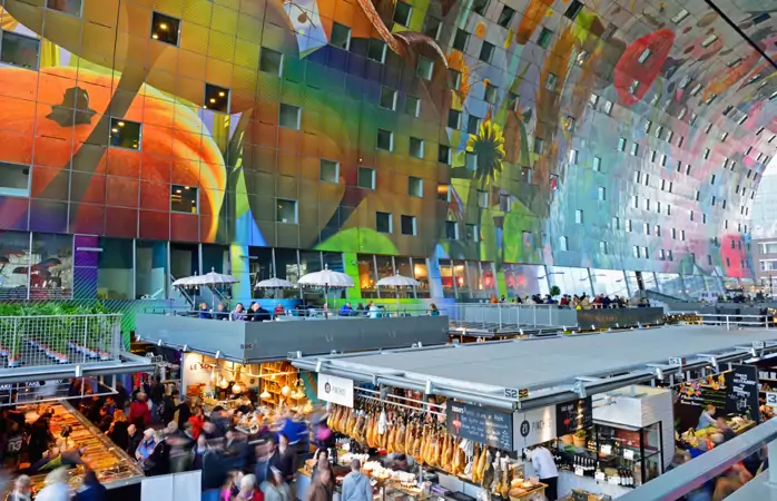 Rotterdam’daki Markthal kapalı alan pazarı.