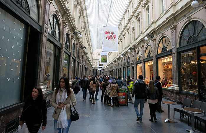 Belçika, Brüksel’de Galeries Royales Saint-Hubert’te alışveriş yapanlar. 