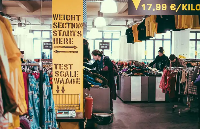 Berlin bit pazarları- Kreuzberg’deki Colours giyim mağazasında kiloyla kıyafet alışverişi. 