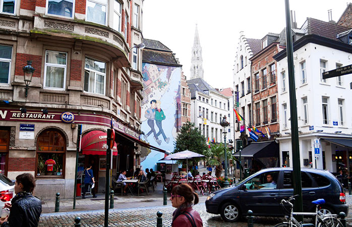 Şehir merkezindeki eski bir cadde olan Plattesteen’de tipik bir Brüksel yazı sahnesi.