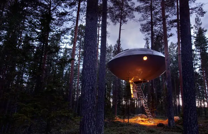 İsveç’te konaklayacak sıra dışı bir yer mi arıyorsun? Harads' Treehotel tam sana göre. 