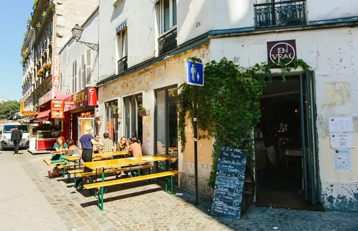 Montmartre tepesi- 18. bölgenin ara sokaklarında küçük bir mola. 