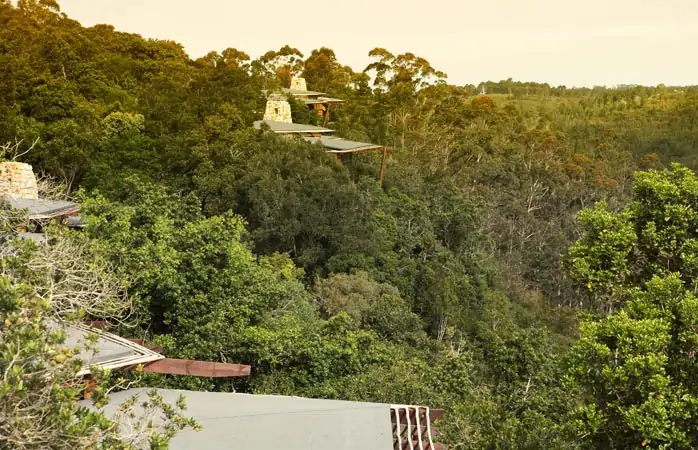 Tsala manzaralı bir ağaç evi; Plettenberg Bay’de bulabileceğin en iyi konaklama fırsatı. © Tsala Treetop Lodge. 