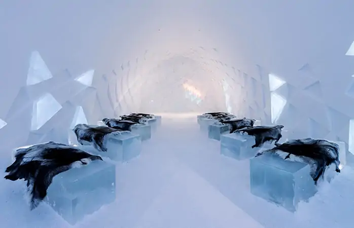 Icehotel’in ortak yatakhanesinde ısınmak için sıkıca sarın.