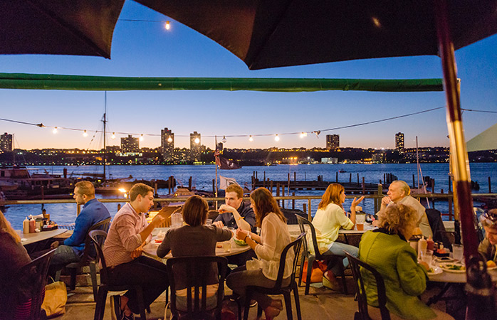 Hudson Nehri’nin üzerinde günbatımı. Boat Basin NYC’de bira için mükemmel zaman.