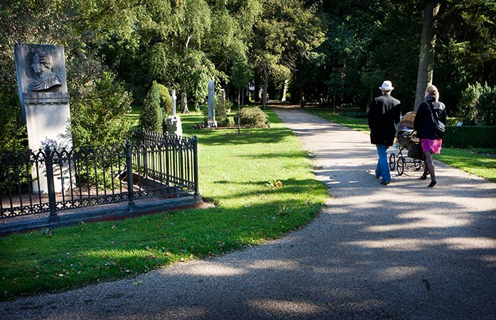 7-Assistens-kirkegård-kilise-mezarligi-Norrebro-Kopenhag-hans-christian-andersen-mezari