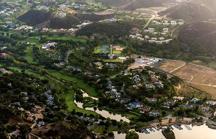 California, Lake Sherwood’da eskiden Tarzan'ın arka bahçesi, günümüzde golf kulübü olan bu yer pek çok orman filmi için kullanıldı