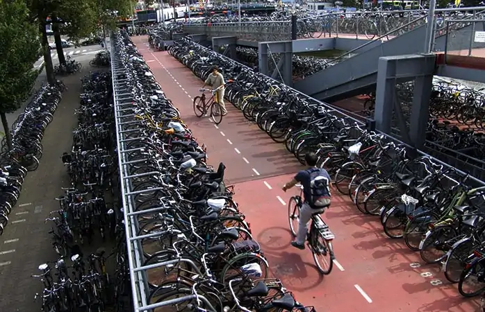 2-amsterdam-amsterdamda-bisiklet-sehirde-bisiklet-bisiklet-dostu-sehirler