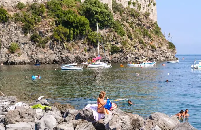 Ischia, ana karakterler Elena ve Lila’nın yaz tatillerini geçirdiği yer