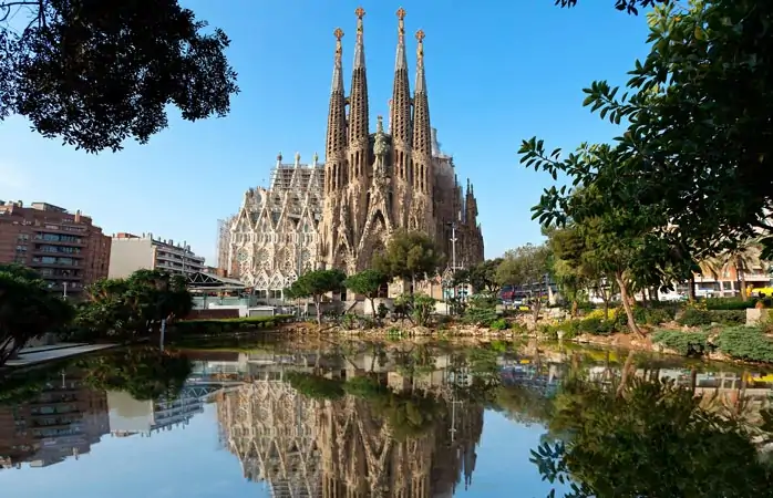 Sagrada-Familia-kilisesi-barselona-mimarisi-barselonada-mutlaka-gorulmesi-gereken-yerler