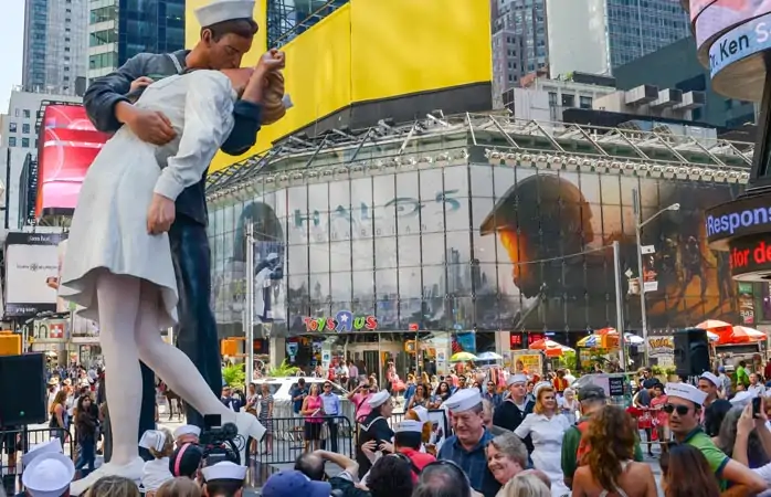 10 ünlü öpüşme- Japonya Zaferi Günü öpücüğü heykelinin önünde öpüşmek için Times Square’de toplanan denizci şapkalı insanlar