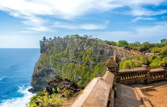 sörf tatili - Uluwatu’da Hint Okyanusu’nun dalgaları kayalıkları dövüyor