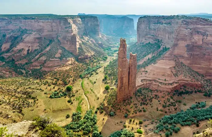 Amerika yol gezisi- Devasa Canyon de Chelly’nin ortasında yalnız başına dikilen Örümcek Kayası