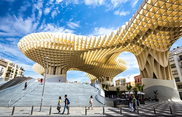 Sonbahar tatil yerleri- Sevilla'daki Metropol Parasol’un (daha bilinen adıyla Mantar) dünyadaki en büyük ahşap yapı olduğu iddia edilir.