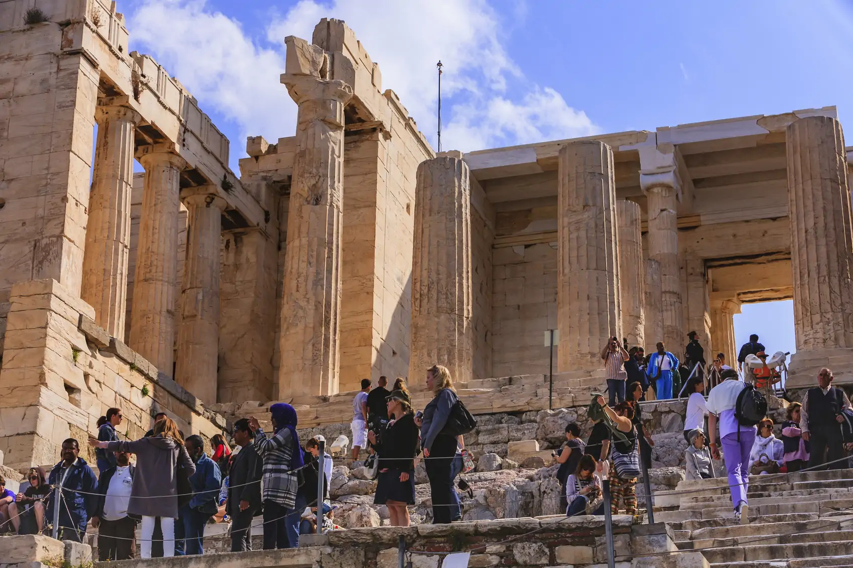 Engelliler için tatil yerleri- Akropolis’e tekerlekli sandalyeyle ulaşılabiliyor ama kalabalıklardan ve kavurucu güneşten sakınmak için sabah erken veya gece geç saatlerde gitmelisin