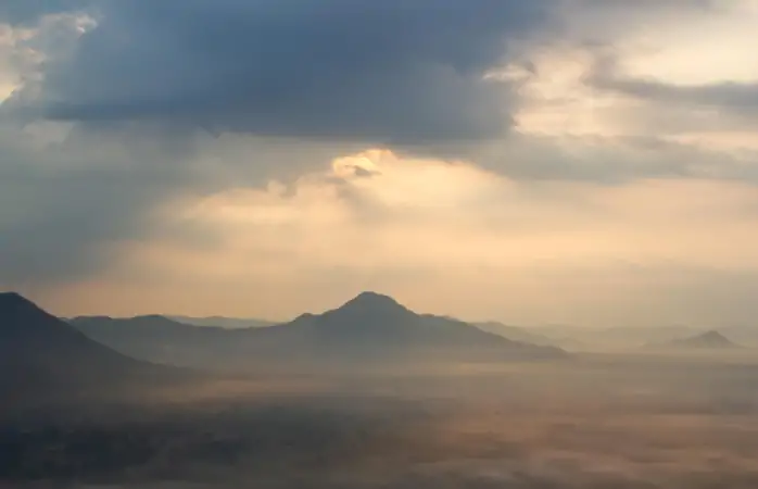 Tayland'ın keşfedilmemiş güzellikleri- Gün doğarken Phu Thok Dağı’ndan görülen sis denizi 