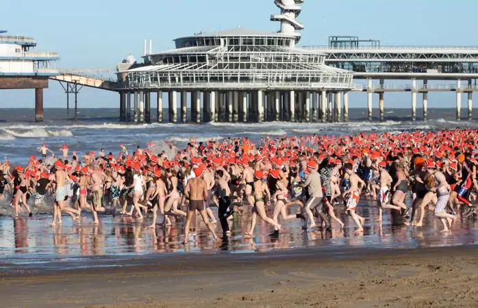 Macera dolu bir tatil- Hollanda’da Nieuwjaarsduik için buz gibi sulara dalışın yarattığı ürperti ve coşku