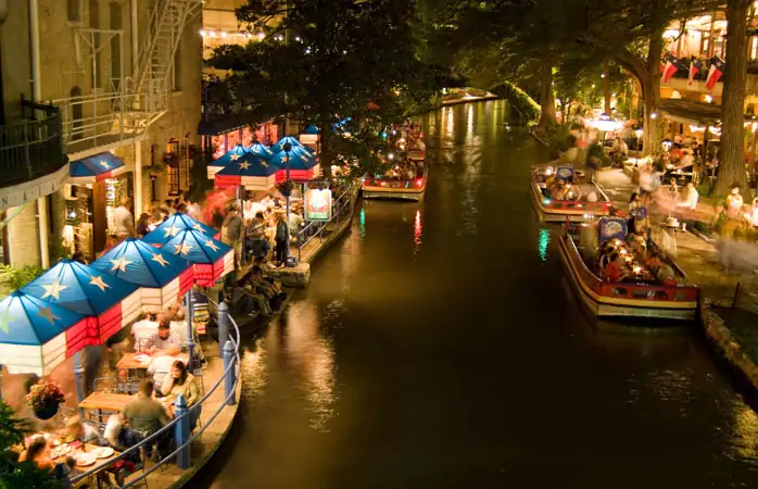 San Antonio River Walk’ta geceleyin bir şeyler içmeye ne dersin?