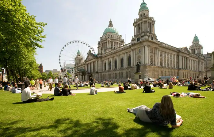 Belfast Şehir Konağı’nın bahçesinde piknik keyfi