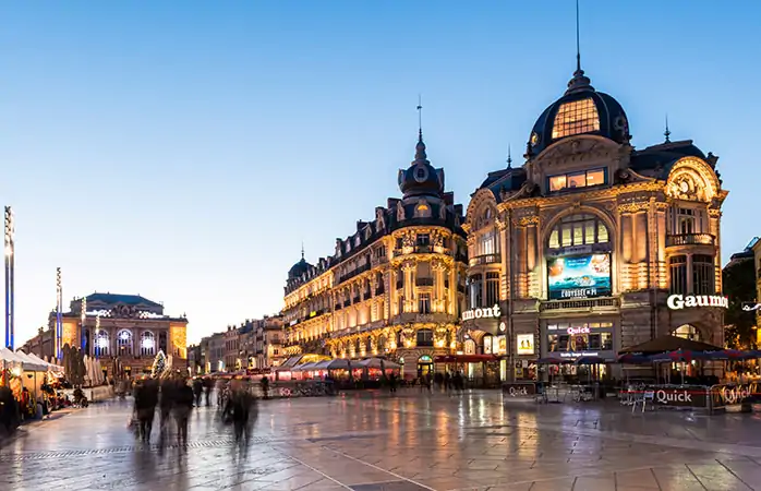 Fransa’nın Montpellier şehrindeki Place de la Comedie’de bir gezinti