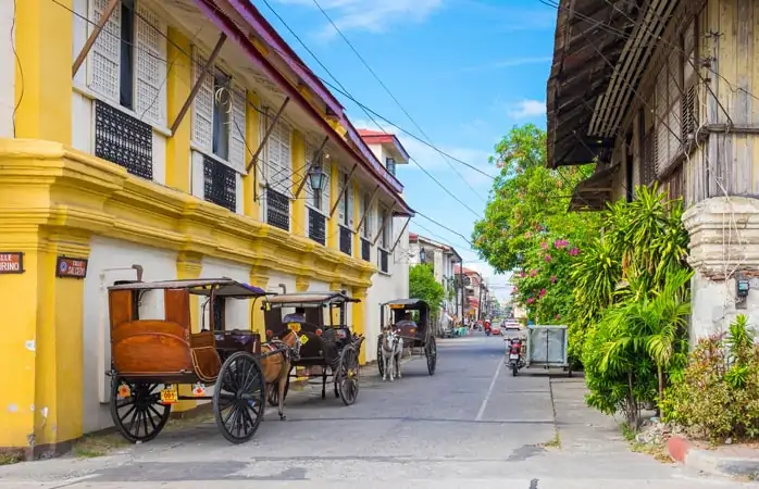 Vigan’ın renkli sokaklarına sıralanmış at arabaları